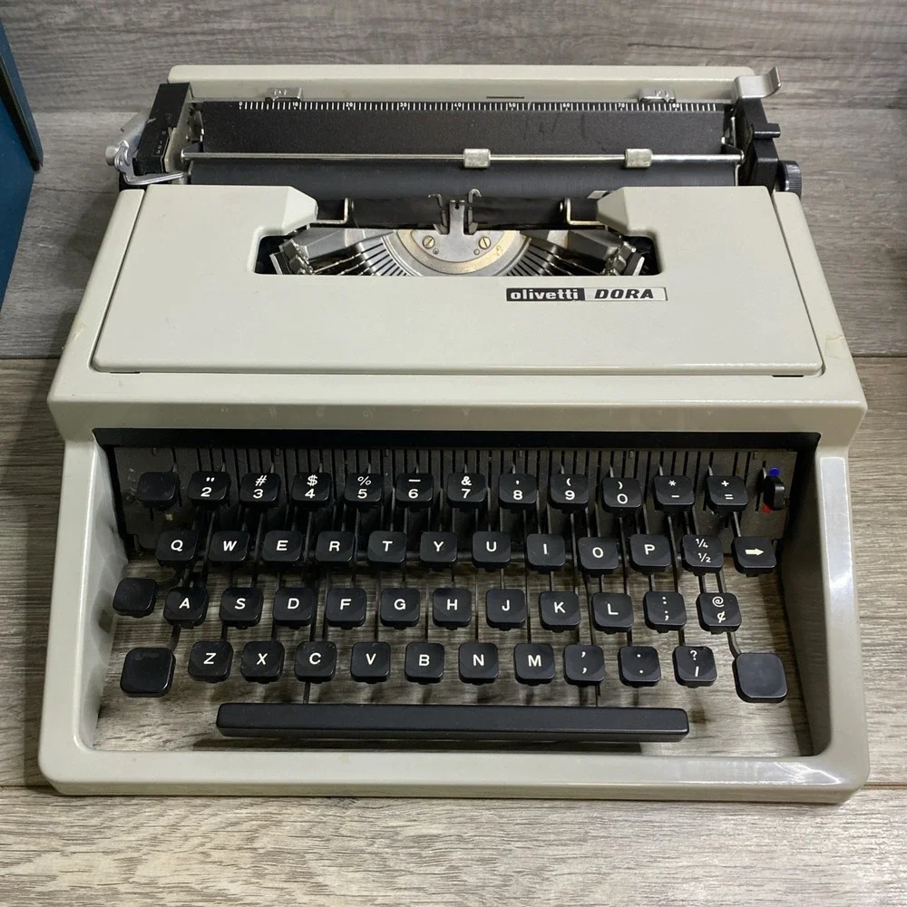 Vintage Olivetti dora typewriter- with original Case. Spain